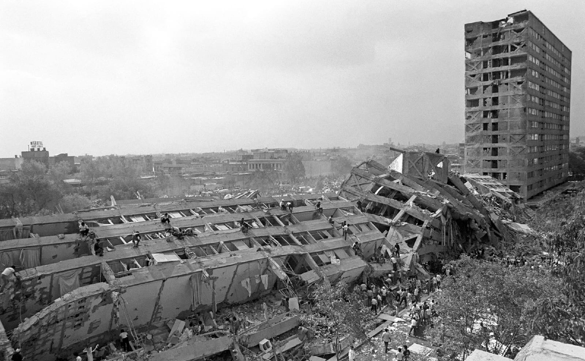 Restos derrumbados del Edificio Nuevo León en Tlatelolco tras el terremoto de 1985 en la Ciudad de México. (Foto: Marco Antonio Cruz)
