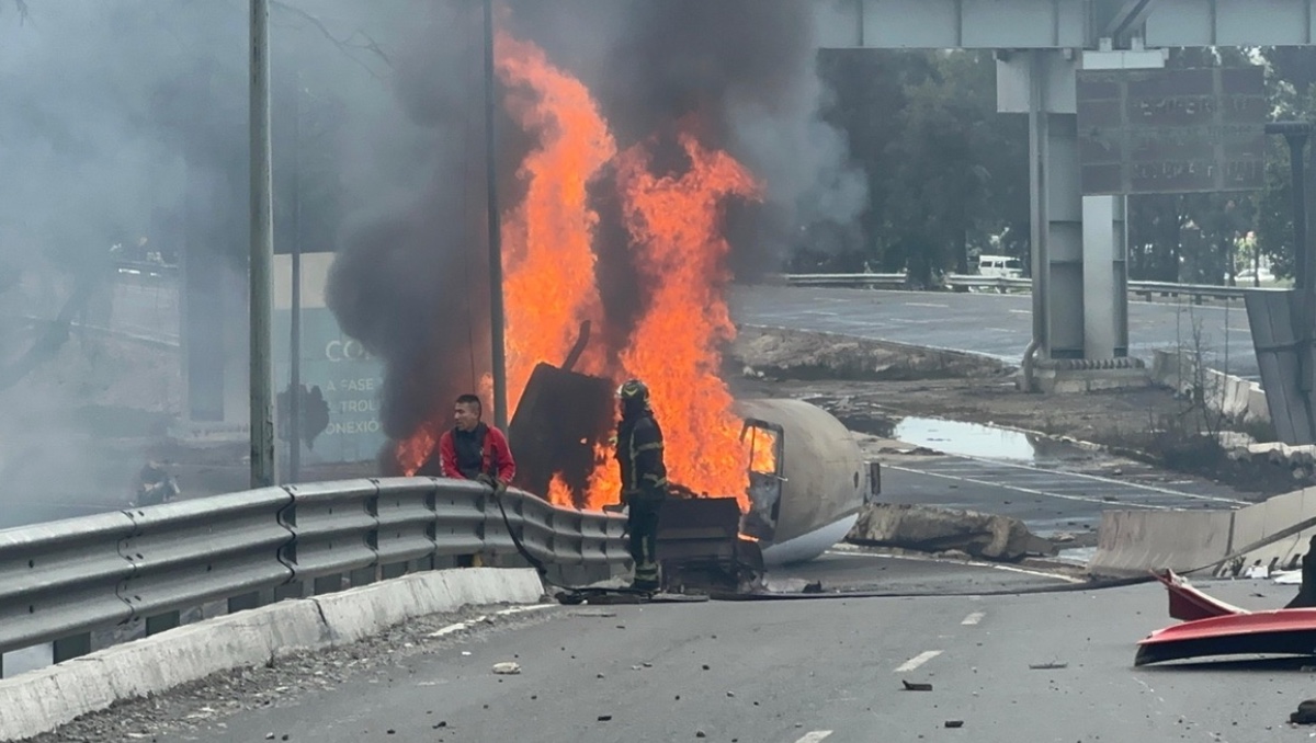 Retiran la pipa de gas que explotó en Iztapalapa | ESPECIAL