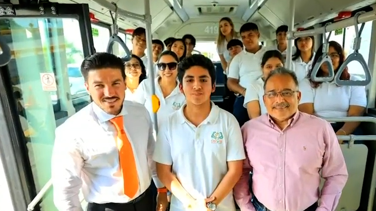 Samuel García entrega 25 nuevos camiones para la 'Ruta 188' en Nuevo León