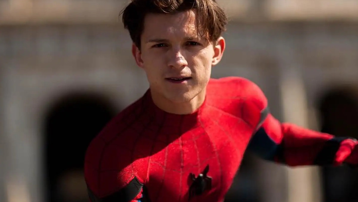Tom Holland debe cambiar cada dos semanas el traje de Spider-Man debido a los desafíos físicos que conlleva interpretar al héroe.