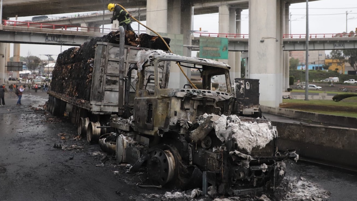 Varios vehículos quedaron calcinados tras la explosión de una pipa de gas en Iztapalapa | JAVIER RÍOS