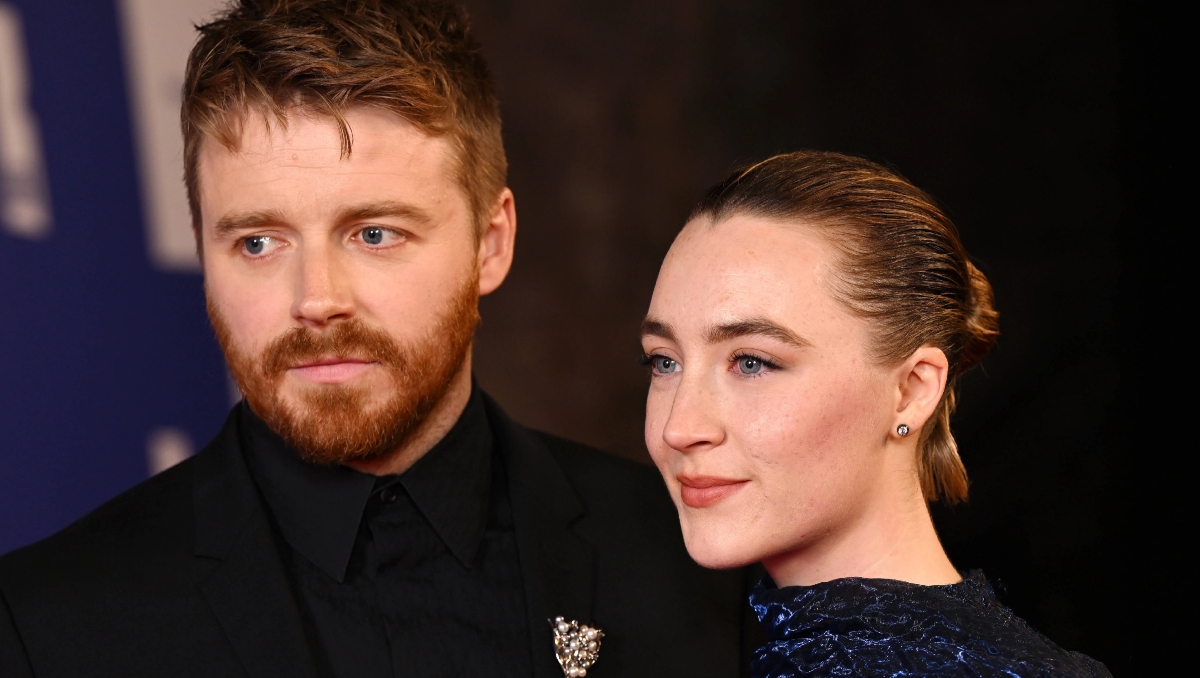 La aclamada pareja de actores, Saoirse Ronan y Jack Lowden, fueron fotografiados en Londres por primera vez desde la llegada de su primer hijo.
