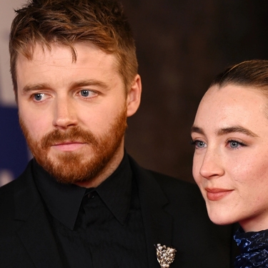 La aclamada pareja de actores, Saoirse Ronan y Jack Lowden, fueron fotografiados en Londres por primera vez desde la llegada de su primer hijo.