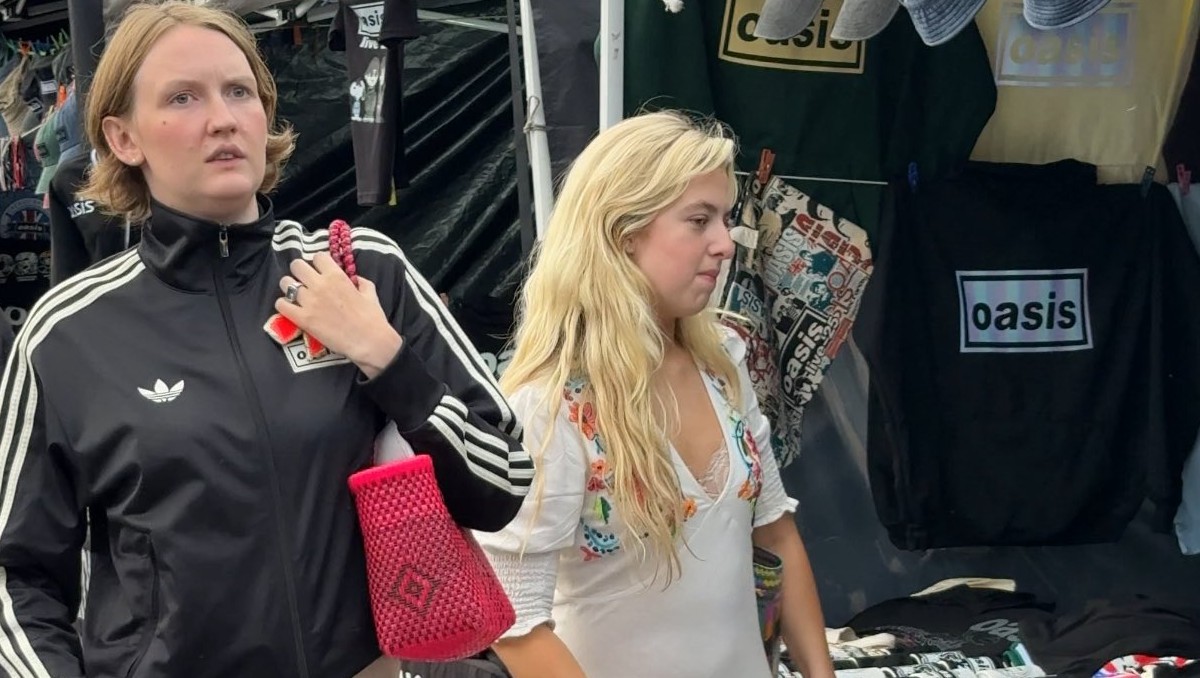 Anais salió a ver los productos de la banda   | Especial