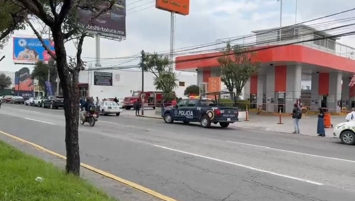 Aparentemente un camión habría intentado abastecer una de las estaciones, pero una de las mangueras tuvo una filtración. Especial