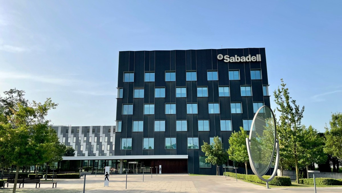 Logo de Banco Sabadell se ve en la parte superior de su edificio principal de oficinas de servicios centrales en Barcelona, España. Foto: Reuters