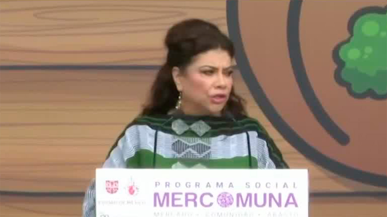 Clara Brugada continúa con la entrega de vales Mercomuna en Zócalo de CdMx