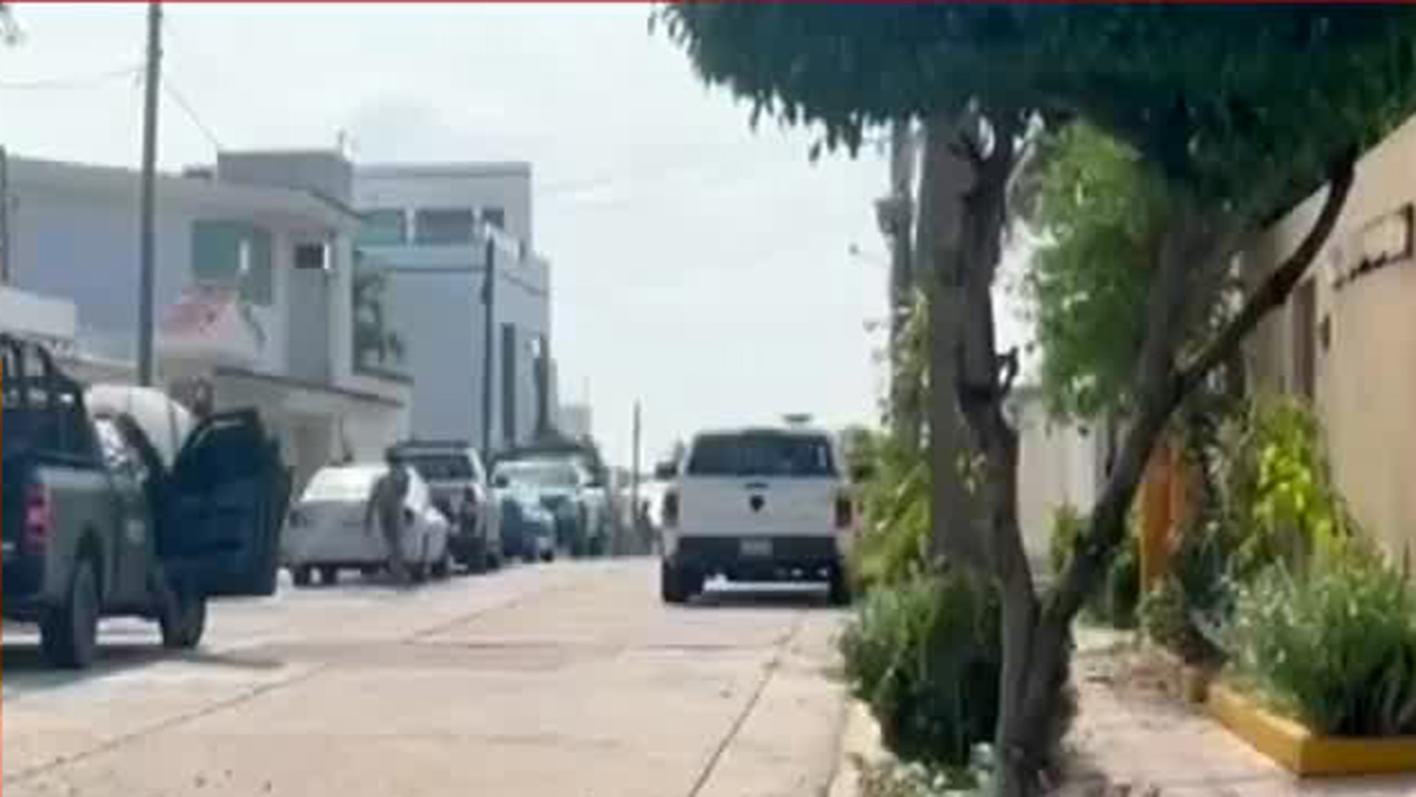 En Coatzacoalcos, autoridades aseguran vivienda con autos robados; hay dos personas detenidas