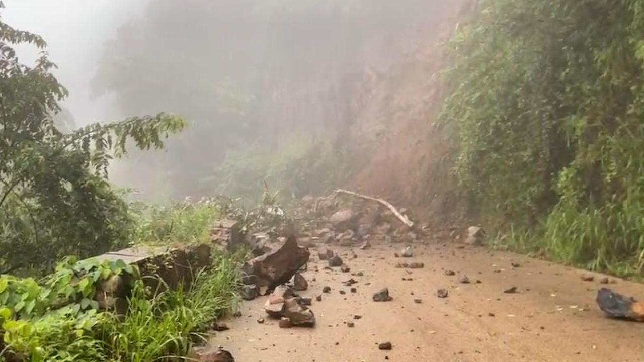 Derrumbes por lluvias bloquean carreteras en la Huasteca hidalguense