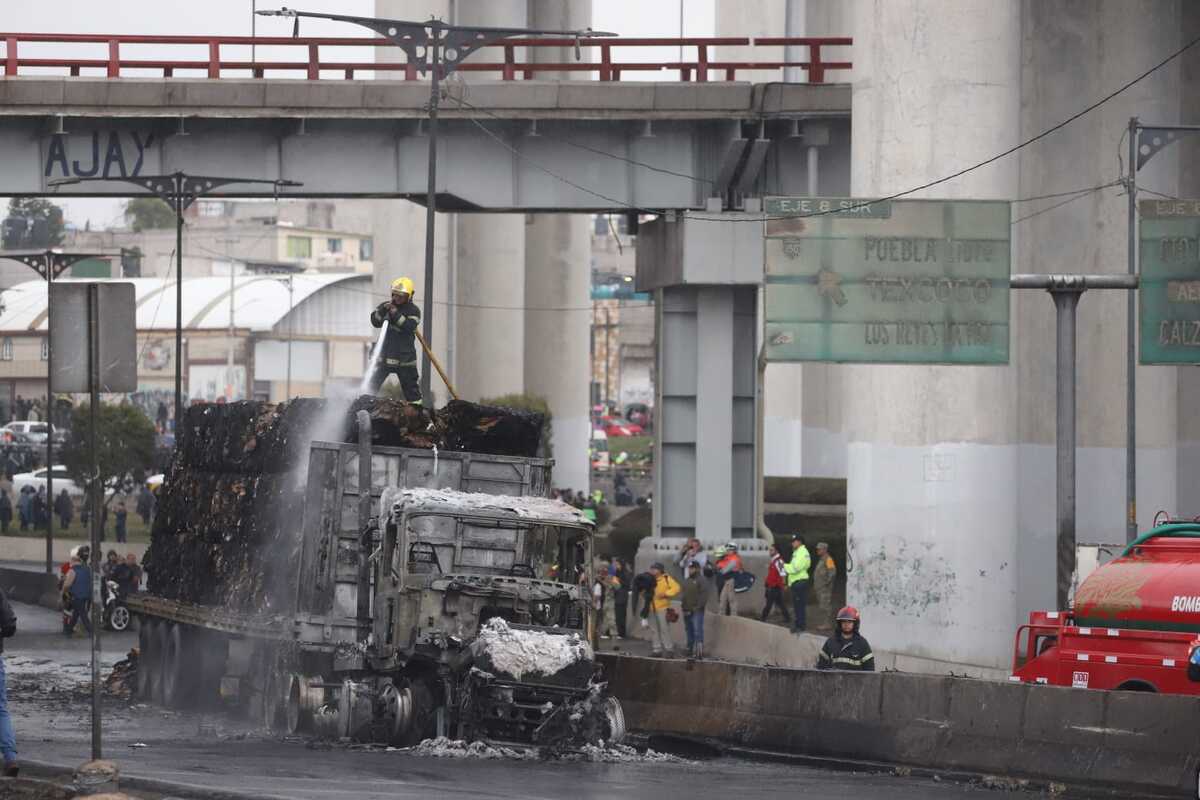 Descartan negligencia en pavimento de CdMx tras volcadura de pipa