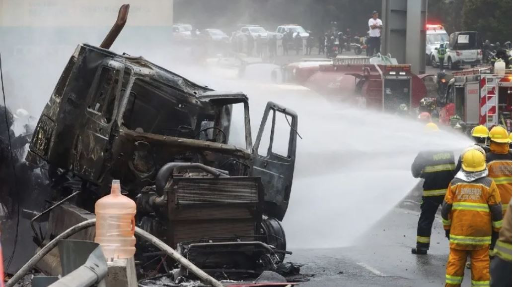 ¡Con drones y peritaje! Inicia investigación en puente donde explotó pipa de gas en Iztapalapa