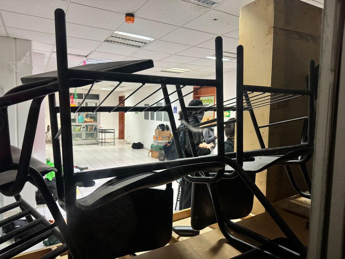 Los estudiantes permanecen atrincherados en el CUCSH Belenes. (Usi Toledo)