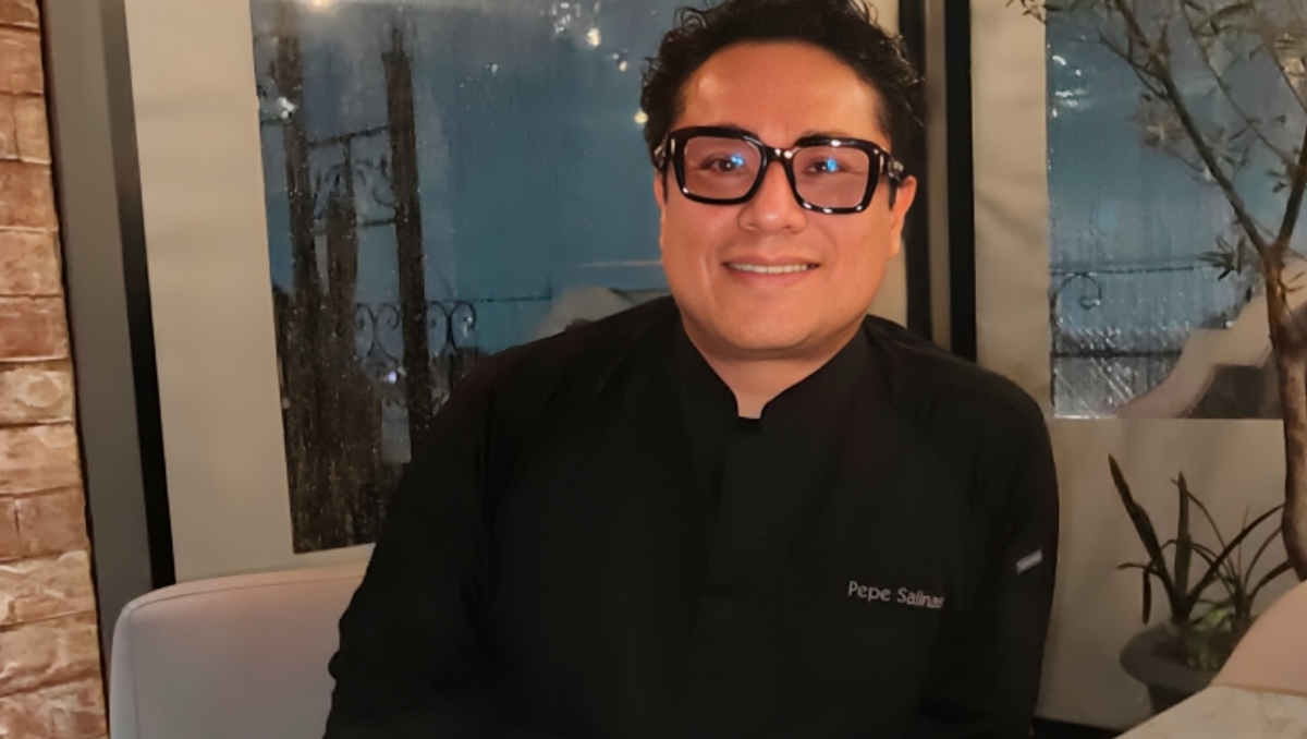 Desde el icónico balcón de su restaurante, el chef Pepe Salinas ha dedicado una década a crear una experiencia que celebra la cultura mexicana.