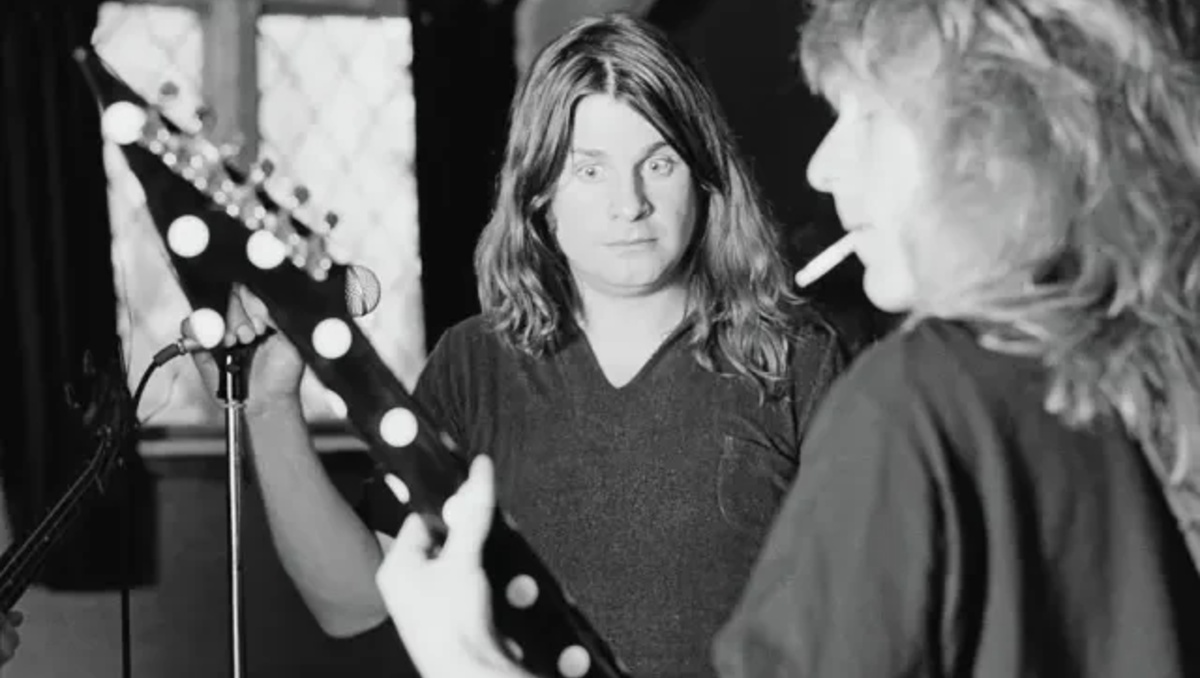 Ozzy Osbourne observa a Randy Rhoads tocar.