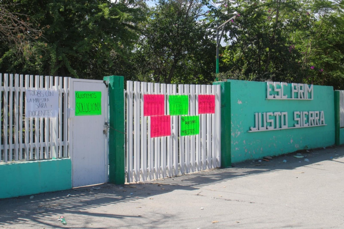 El plantel de la primaria “Justo Sierra” permanece cerrado por un conflicto entre madres de familia y autoridades. | Rolando Riestra