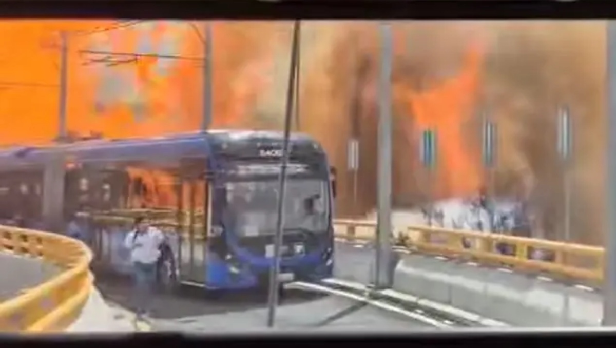 Revelan imágenes de cómo quedó un Trolebús que circulaba cerca de la explosión de una pipa | ESPECIAL