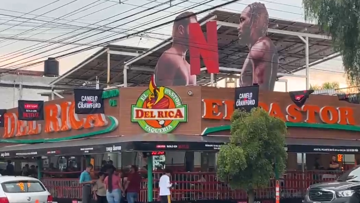 Ricardo Álvarez, hermano del Canelo, prepara su taquería para la pelea de este sábado (Foto: Alberto Ávalos)