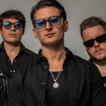 Descubre cómo SERBIA celebra 10 años de carrera con su nuevo disco, 'No es que no te quiera pero', su proceso creativo y su gira por México.