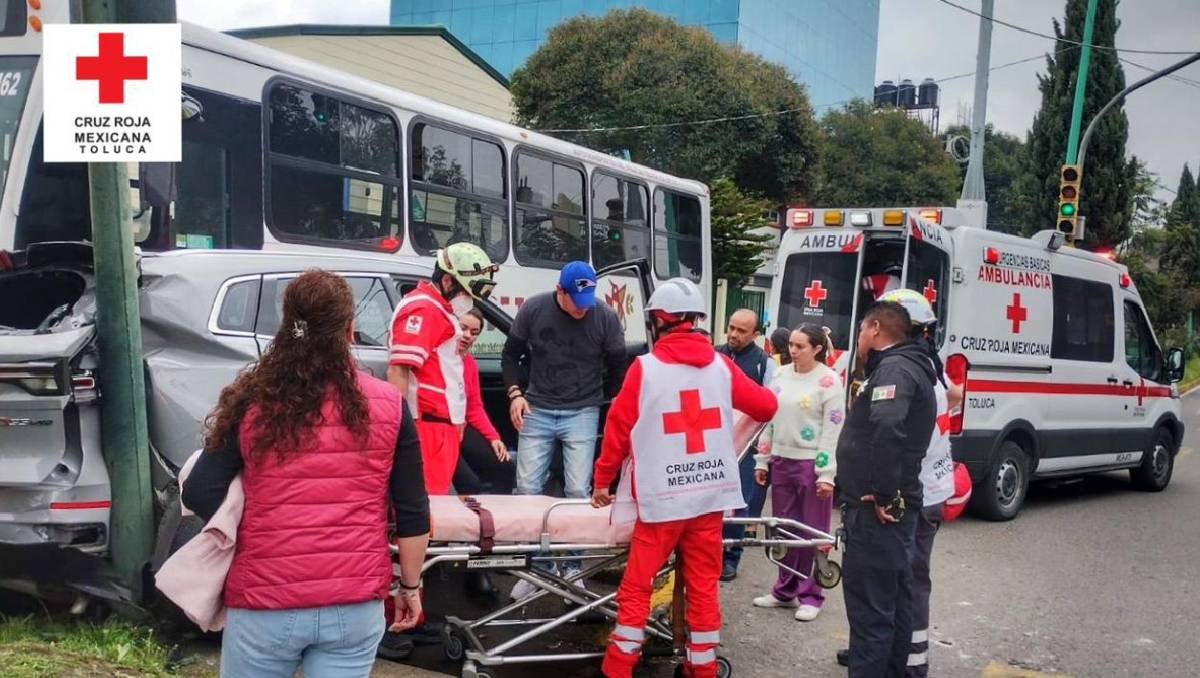 El hecho de tránsito se registró en el cruce de Avenida Hidalgo y Motolinia, colonia San Bernardino. Cruz Roja Mexicana