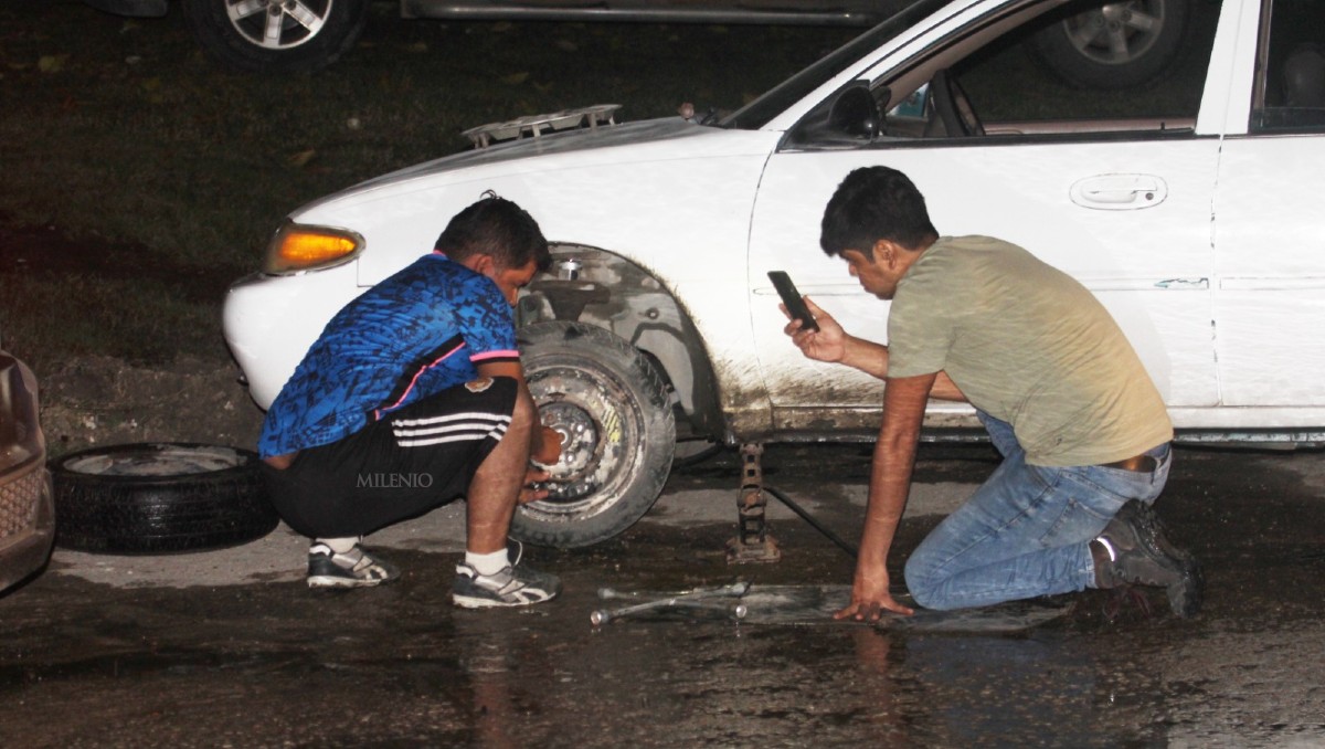 Alcantira destapada en Ciudad Madero causa daños a vehículos
