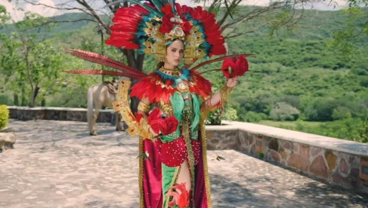 Ana Ramírez, de Nayarit, celebra su victoria como ganadora del premio a "Mejor Traje Típico" por su espectacular diseño "Xochiquetzal".