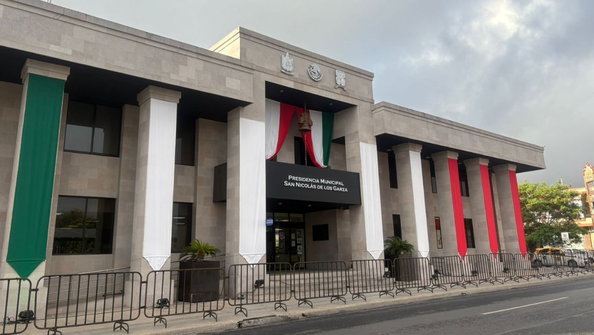 El Ayuntamiento de San Nicolás ya se encuentra rodeado de vallas. Pedro Delgado