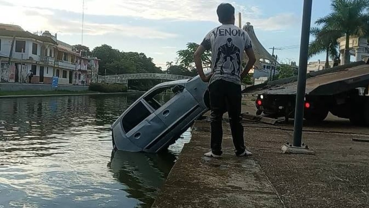 Caen con todo y auto en Canal de la Cortadura Tampico
