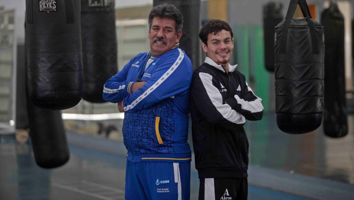 El 'Chispa' va por el título de peso pluma en Japón, arropado por su entrenador, Rafa Guzmán (Foto: Fernando Carranza)