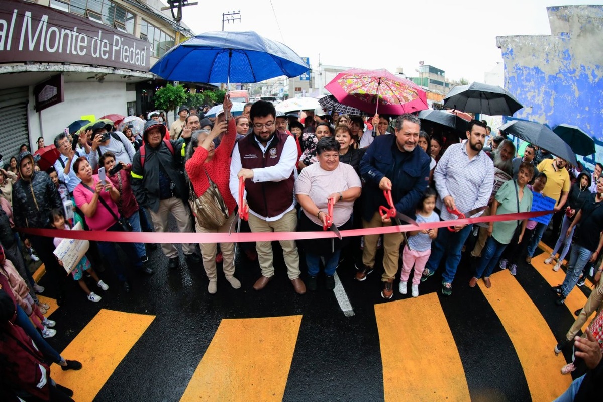 Entrega alcalde Isaac Montoya rehabilitación de la calle Abasolo con pavimento asfáltico en Naucalpan