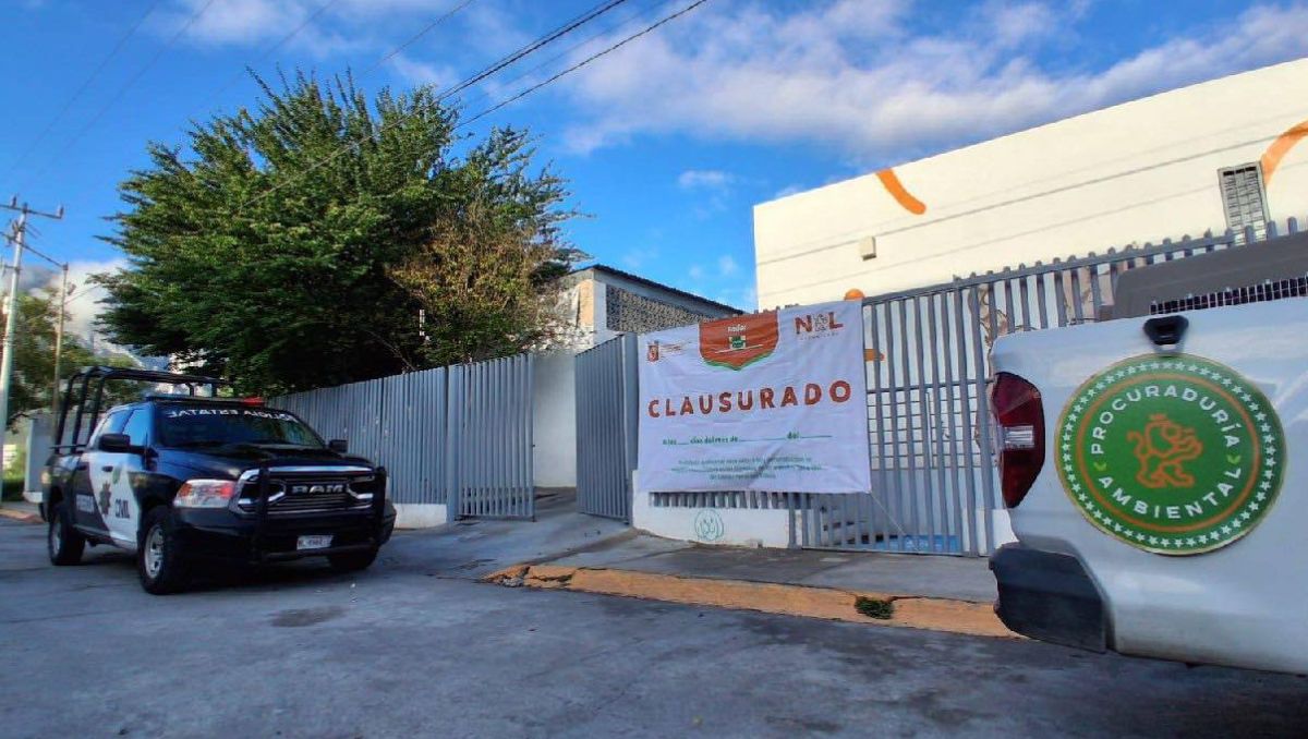 El Gobierno de Nuevo León colocó una lona de clausura. | Especial