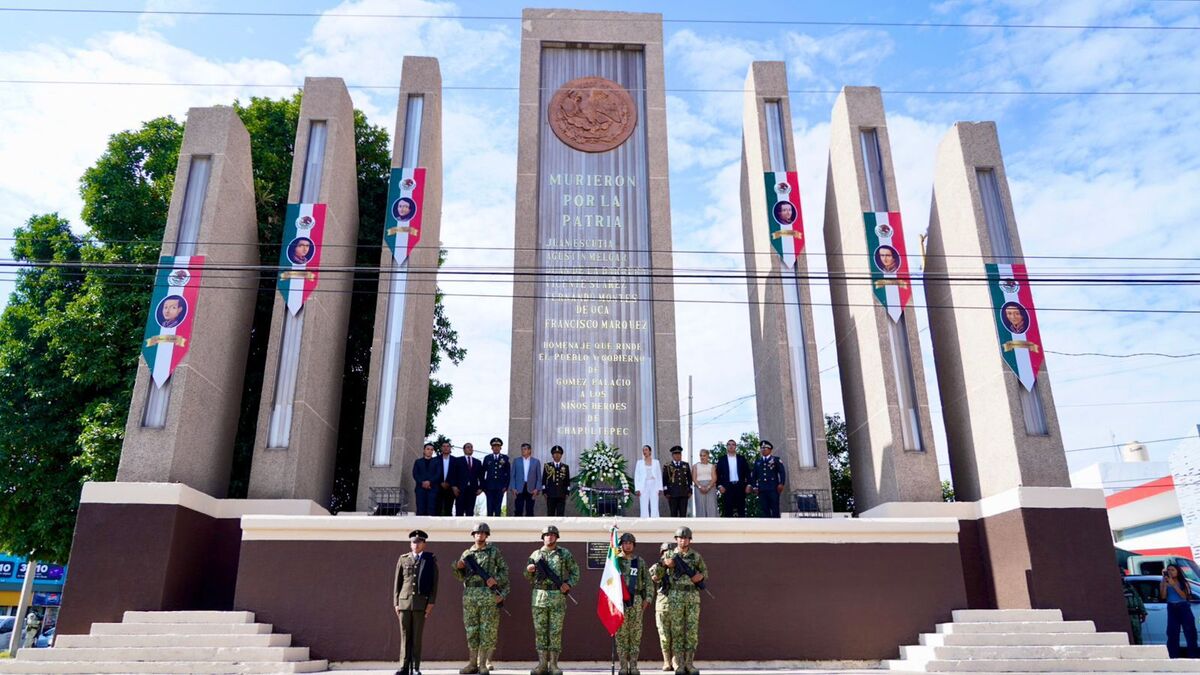 Homenaje a los Niños Héroes reúne a autoridades en Gómez Palacio. (Cortesía)