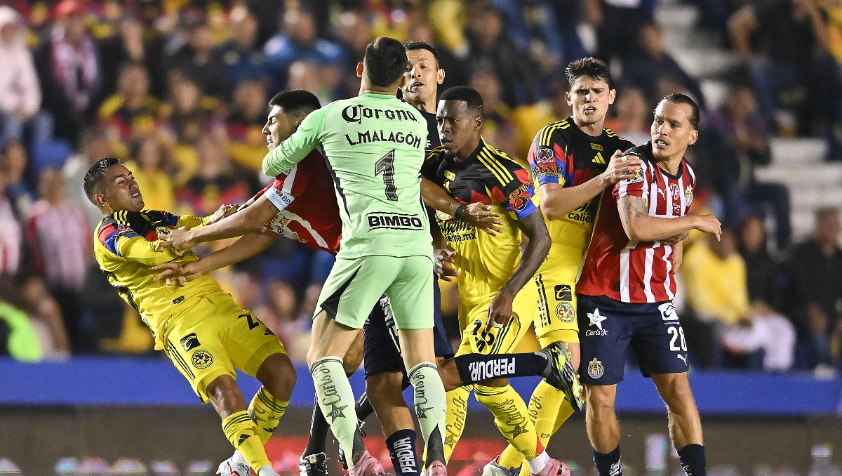 Jugadores de América y Chivas arman conato de bronca en el Clásico Nacional (Imago7)