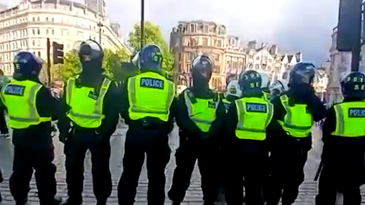 Miles de personas en Londres protestan en contra y a favor de los migrantes