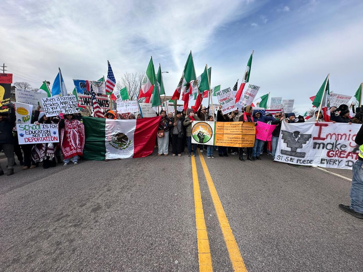 Norteamericanos portan bandera de México en apoyo a migrantes. (Especial)