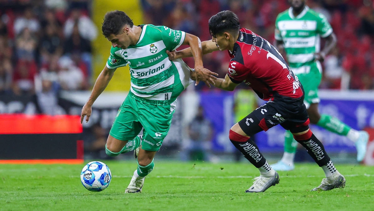 Los Rojinegros no pudieron mantener ante Santos, en un buen duelo en el Estadio Jalisco (Foto: MexSport)