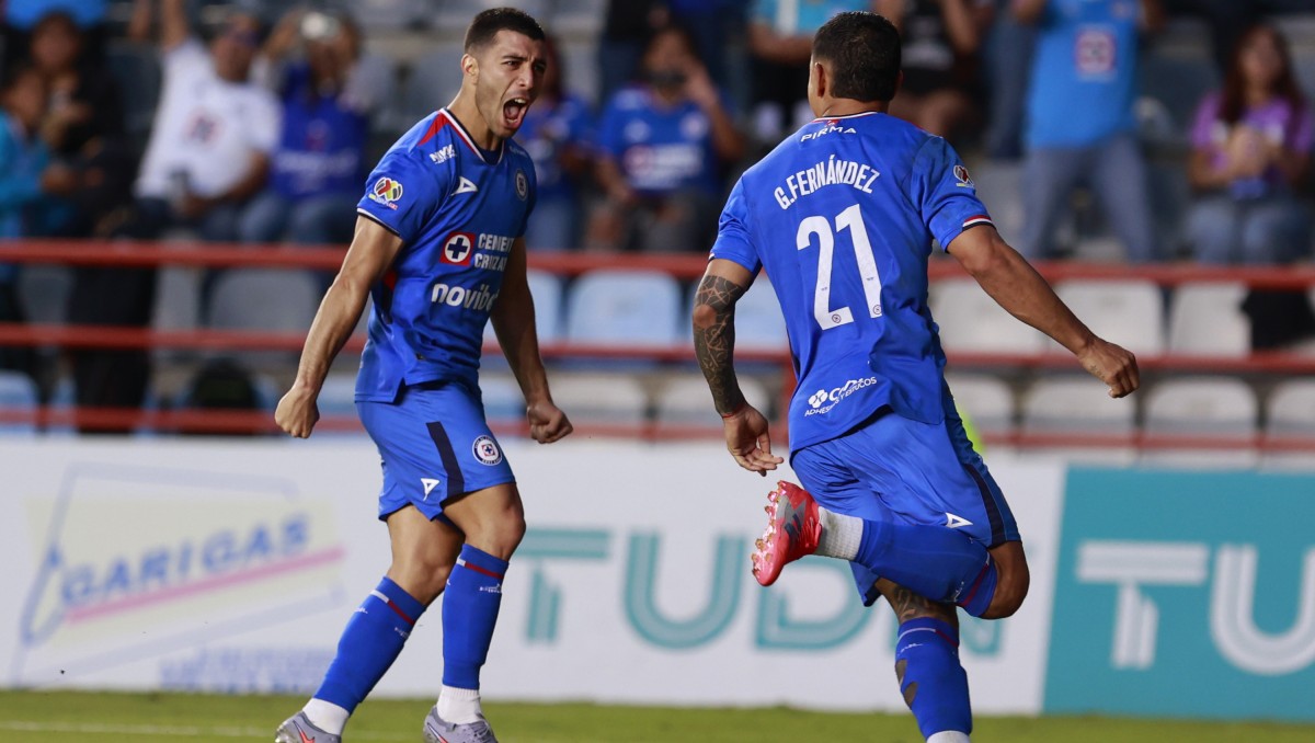 Toro Fernández y Erik Lira celebran gol de Cruz Azul ante Pachuca (EFE)