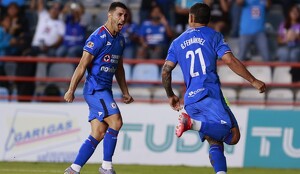 Toro Fernández y Erik Lira celebran gol de Cruz Azul ante Pachuca