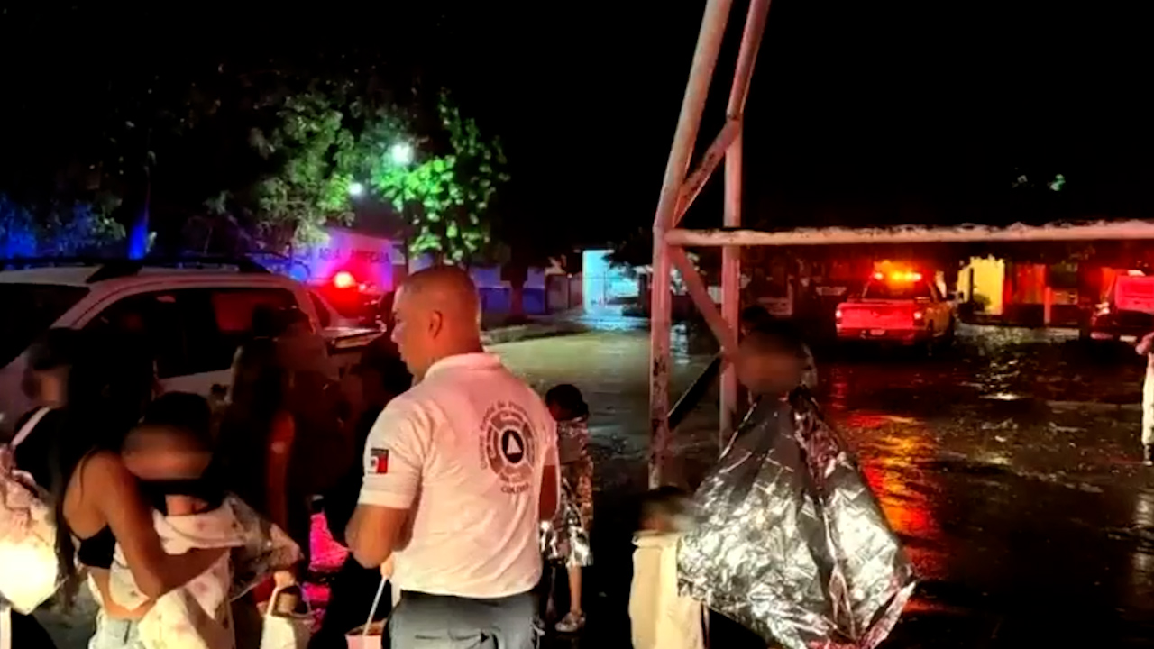 Autoridades de Michoacán rescatan a 16 personas por desbordamiento del río Jala