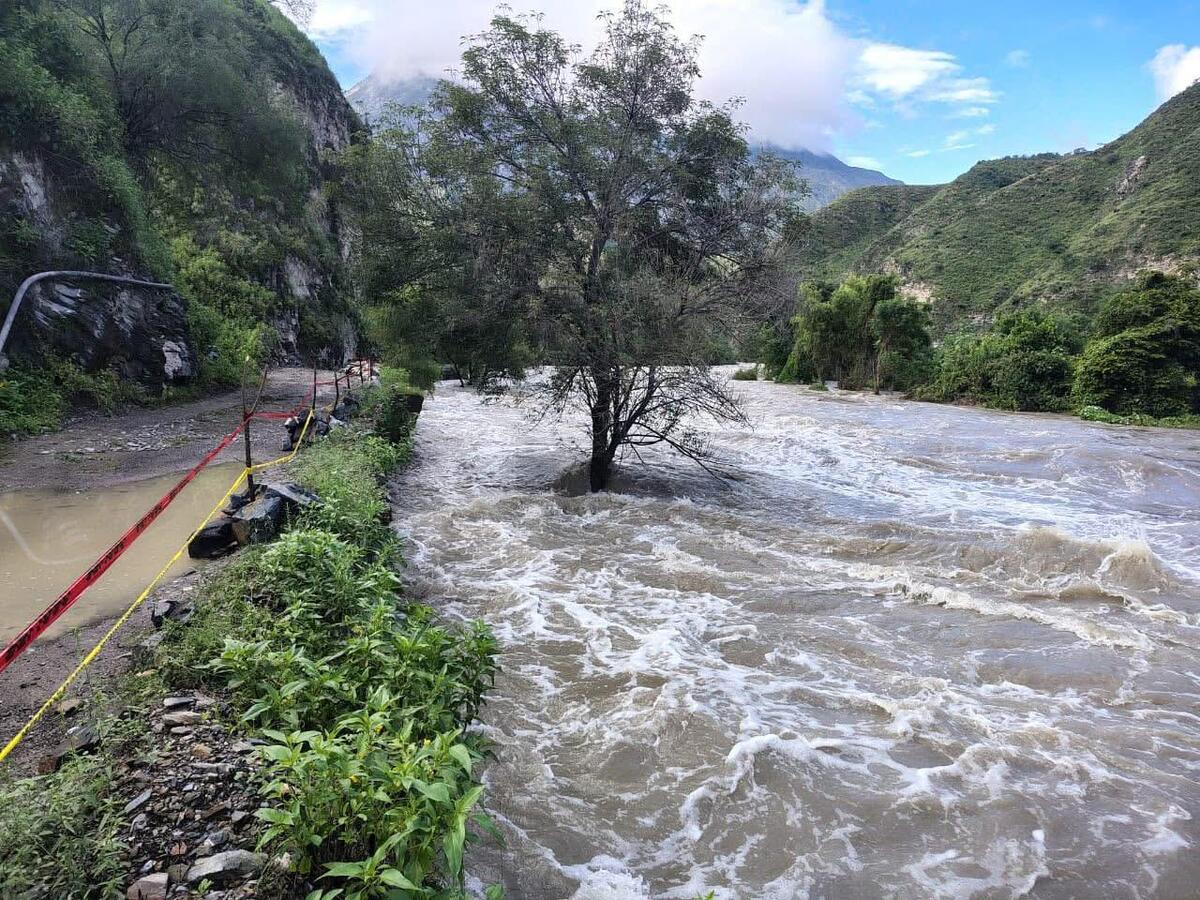 Desfogue de presa Zimapán deja caminos inundados y comunidades incomunicadas. (Cortesía)