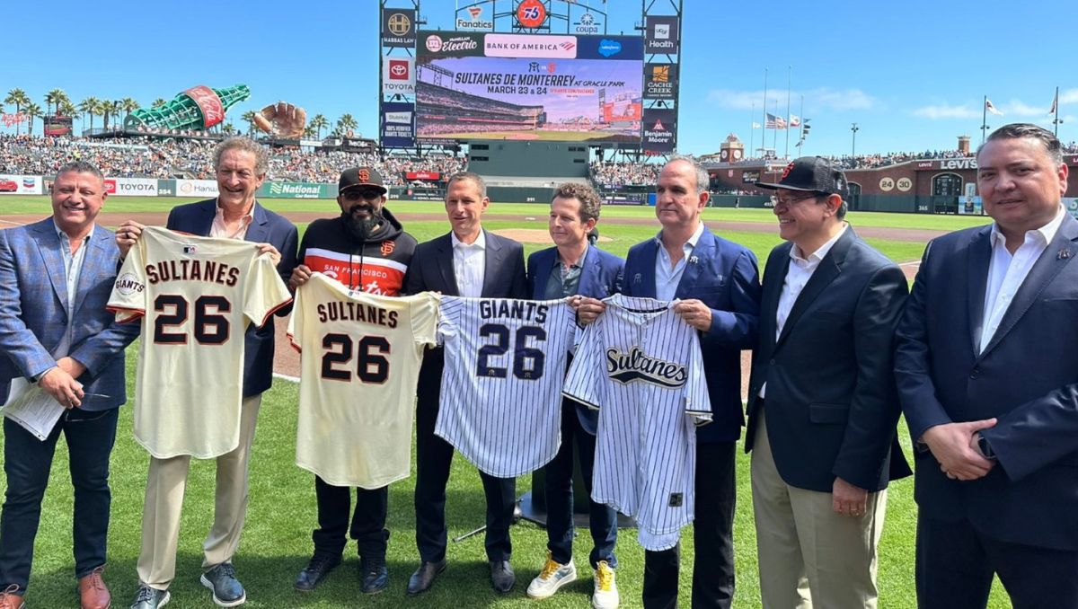 Las directivas de ambas organizaciones intercambiaron jerseys (Cortesía)