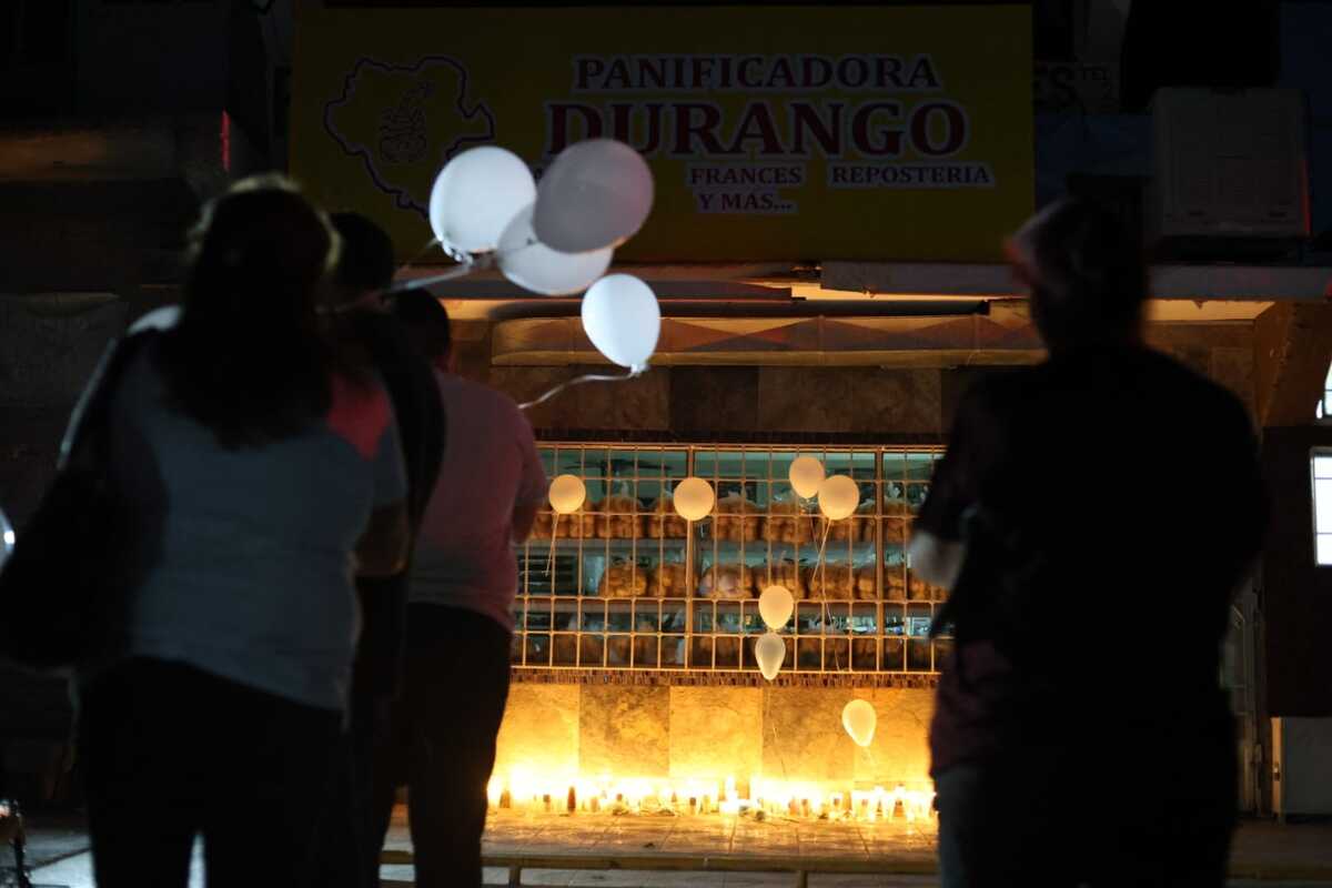 Familia y amigos encienden veladores en el lugar donde ocurrió la tragedia. | Verónica Rivera