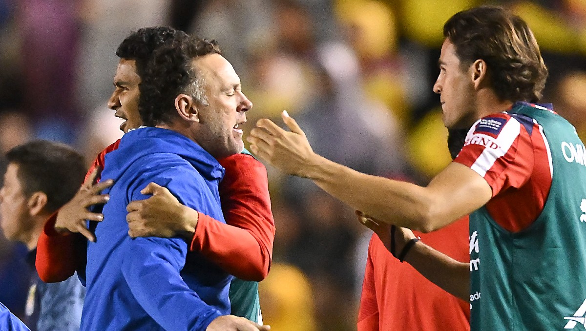 Gabriel Milito, director técnico de Chivas, festeja gol en Clásico Nacional (Imago7)