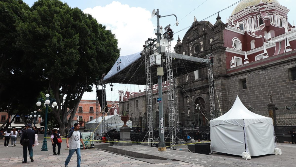 Inician preparativos en el Zócalo de Puebla para fiestas patrias | Melanie Torres