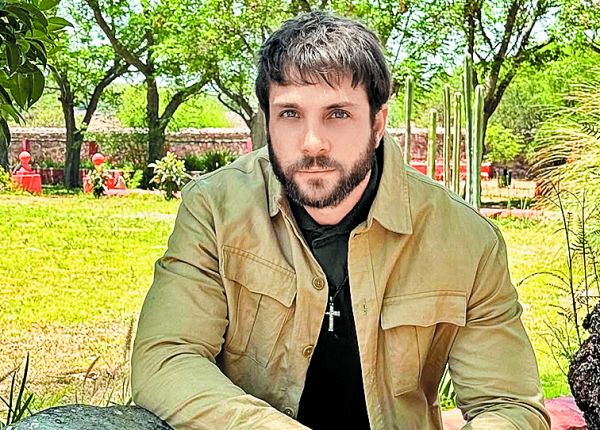 Nicola Porcella interpreta a Camilo. Especial