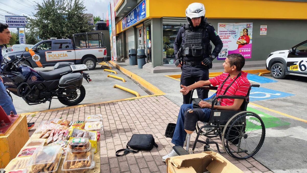 La persona que fue rescatada agradeció al elemento municipal su actuar. | Miranda Arias.