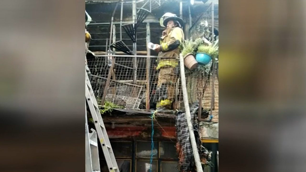 Rescatan a un adulto mayor con discapacidad en Edomex tras incendio en vivienda