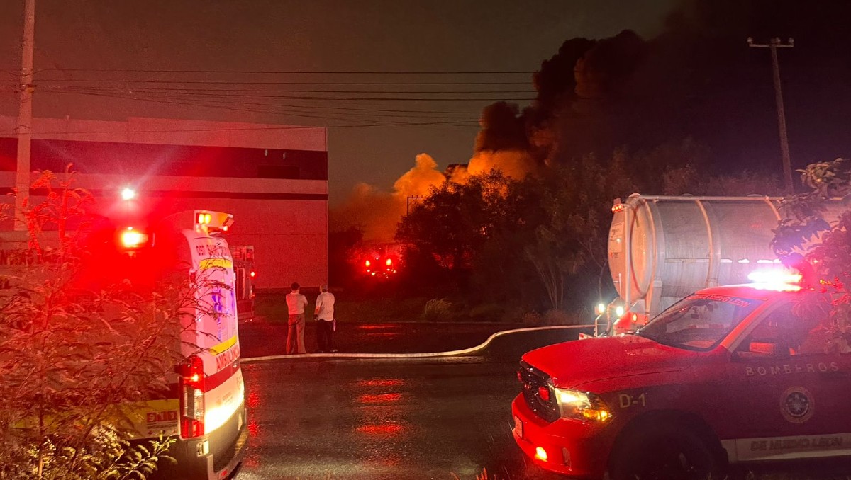 En el lugar se encuentra trabajando personal de Protección Civil combatiendo el fuego. Especial