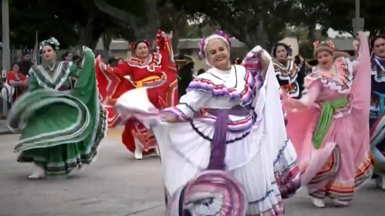 En California realizan desfile por el Día de la Independencia pese a redadas