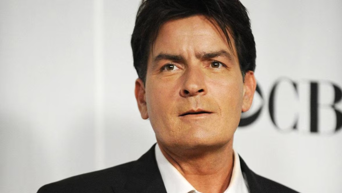 Charlie Sheen revela que tuvo relaciones sexuales con otros hombres