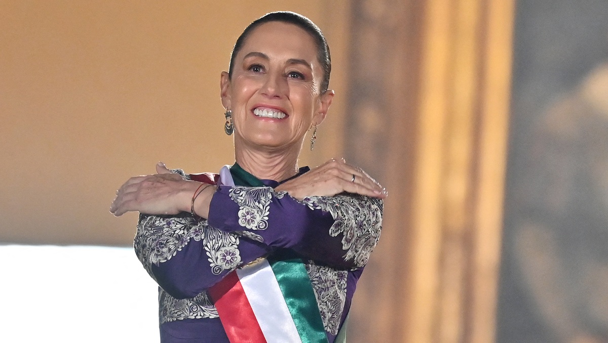 Claudia Sheinbaum con un bordado artesanal nahua de San Isidro Buen Suceso, Tlaxcala| AFP